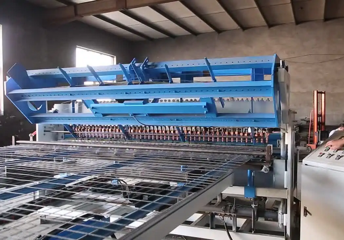 Full Automatic Welded Wire Mesh Fence Making Machine